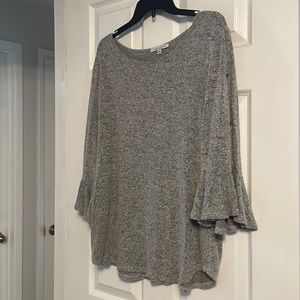 Green Envelope grey tunic with slits in the 3/4 lgth sleeves, size large.